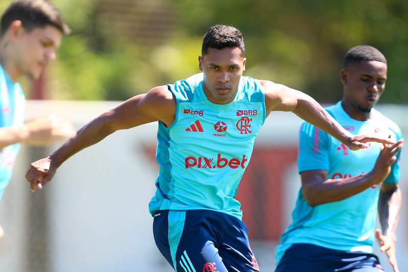 Ayrton Lucas, Alex Sandro (foco) e Evertton Araújo em treino do Flamengo