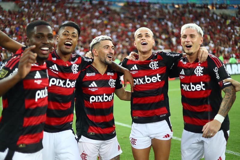 Evertton Araújo, Bruno Henrique, Arrascaeta, Luiz Araújo e Varela abraçados e sorrindo depois do título carioca