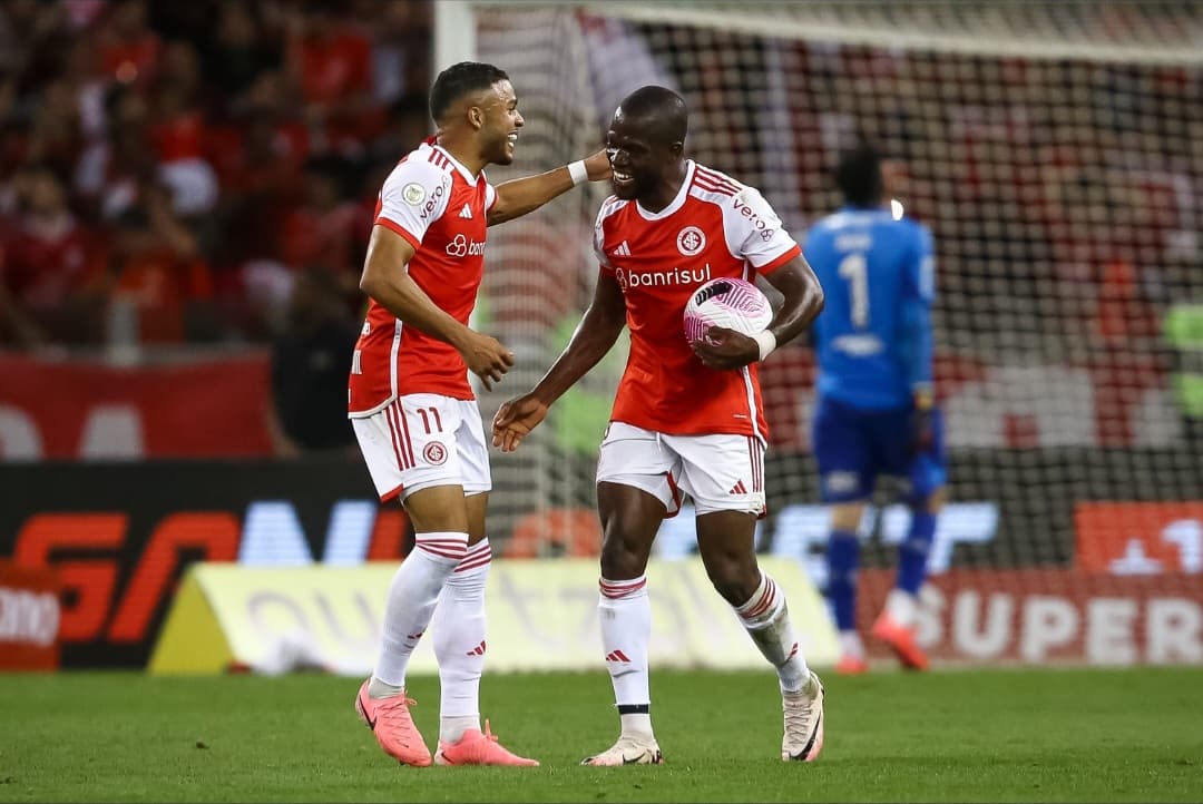 Valência comemora gol pelo Internacional