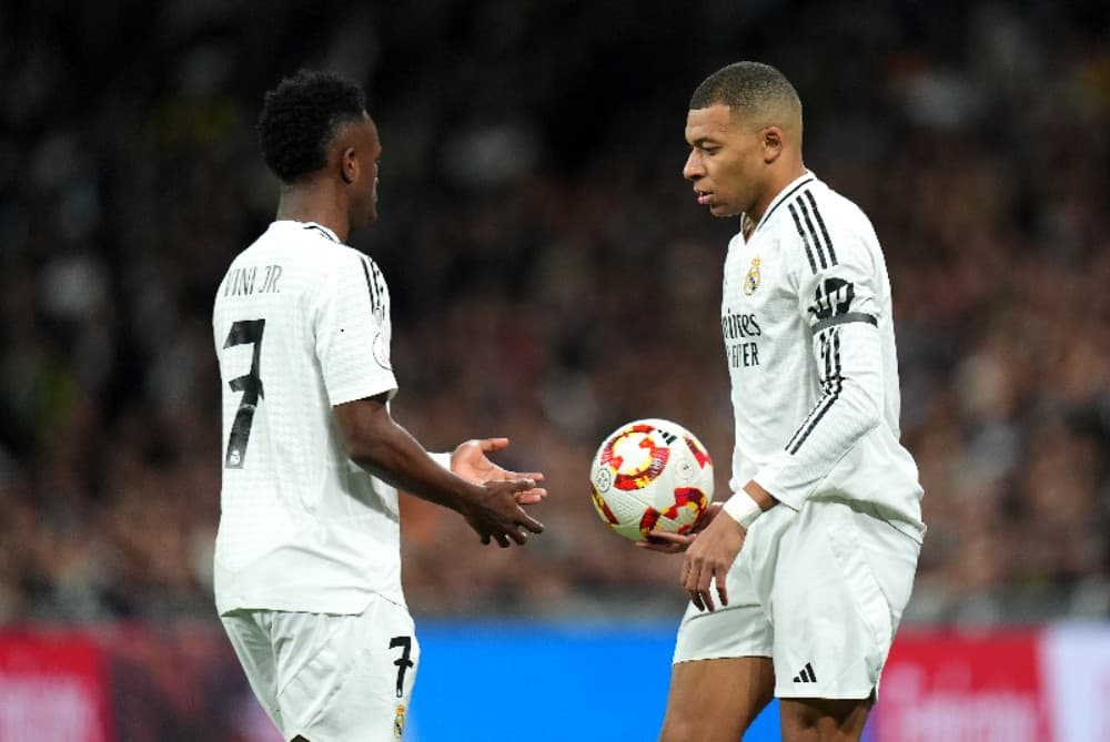 Kylian Mbappe entrega a bola ao companheiro de equipe Vinicius Junior, do Real Madrid, durante a partida da Copa Del Rey entre Real Madrid e Celta de Vigo, no Estádio Santiago Bernabeu, em 16 de janeiro de 2025, em Madri, Espanha.