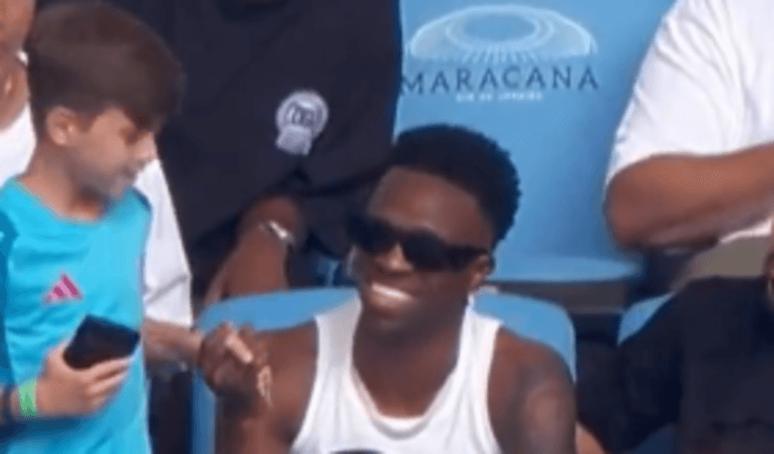 Vini Jr tira foto com flamenguista na arquibancada do Maracanã durante o Fla x Flu na final do Carioca