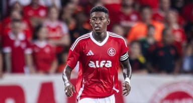 Vitão em ação pelo Internacional