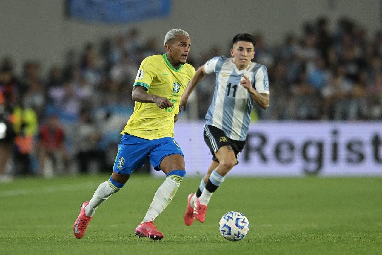 Wesley França, do Brasil, corre com a bola sob pressão de Thiago Almada, da Argentina, durante a partida das Eliminatórias Sul-Americanas da Copa do Mundo FIFA 2026 entre Argentina e Brasil, no Estádio Más Monumental Antonio Vespucio Liberti, em 25 de mar
