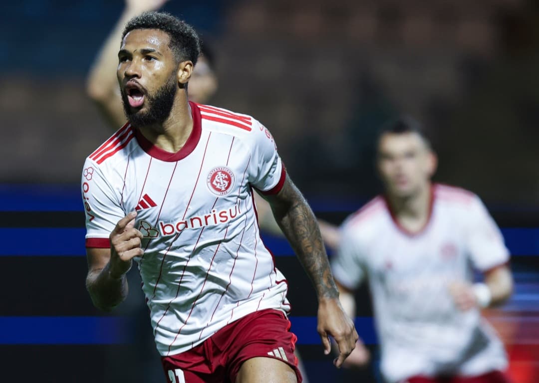 Wesley comemora gol pelo Internacional