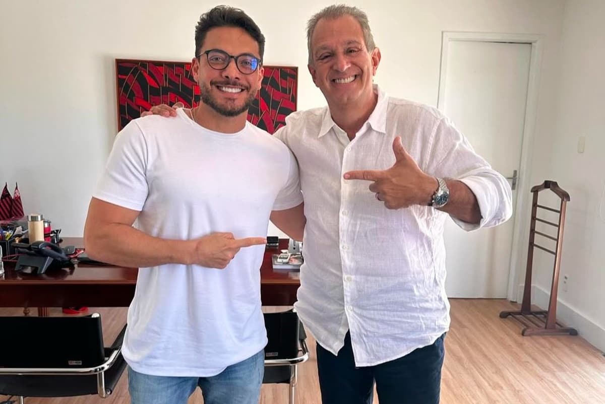 Wesley Safadão e Bap sorriem para foto
