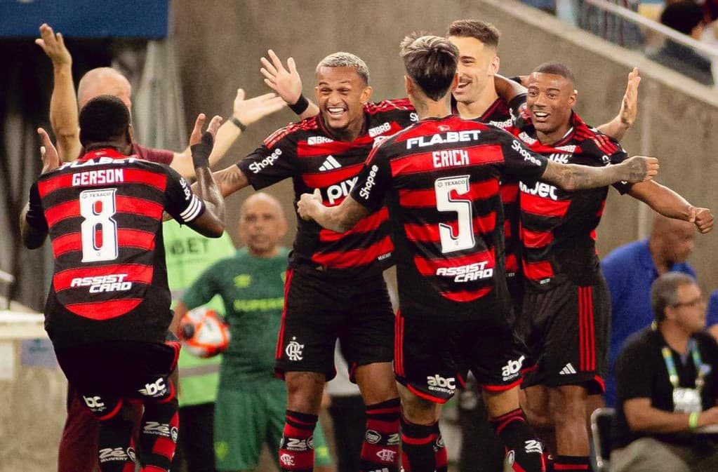 Wesley comemorando seu gol com Gerson, Léo Ortiz, De La Cruz e Pulgar