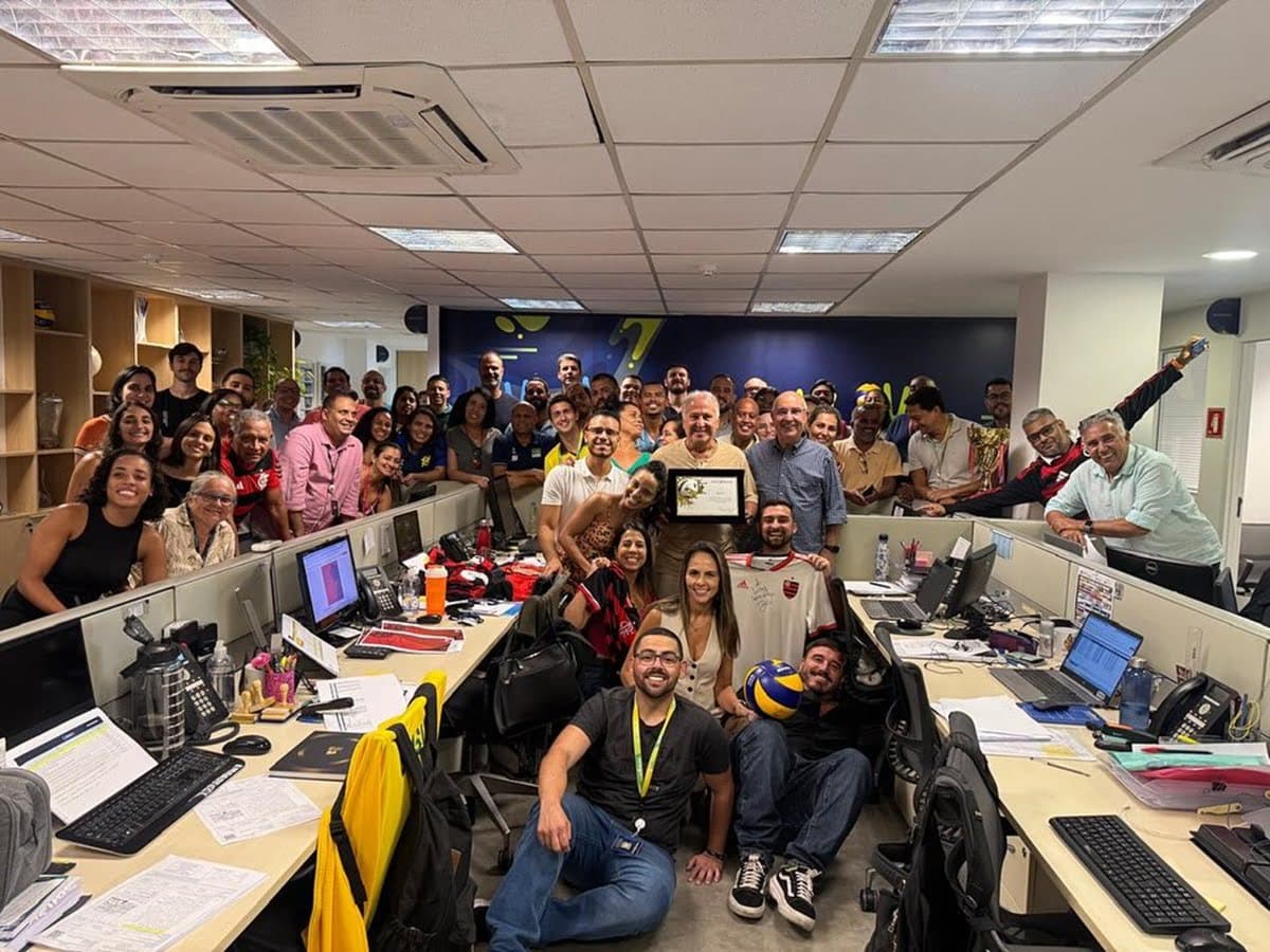 Zico celebra homenagem junto a funcionários da CBV