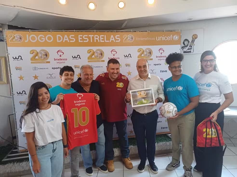 Zico, Júnior Coimbra e equipe do UNICEF em cerimônia de doação