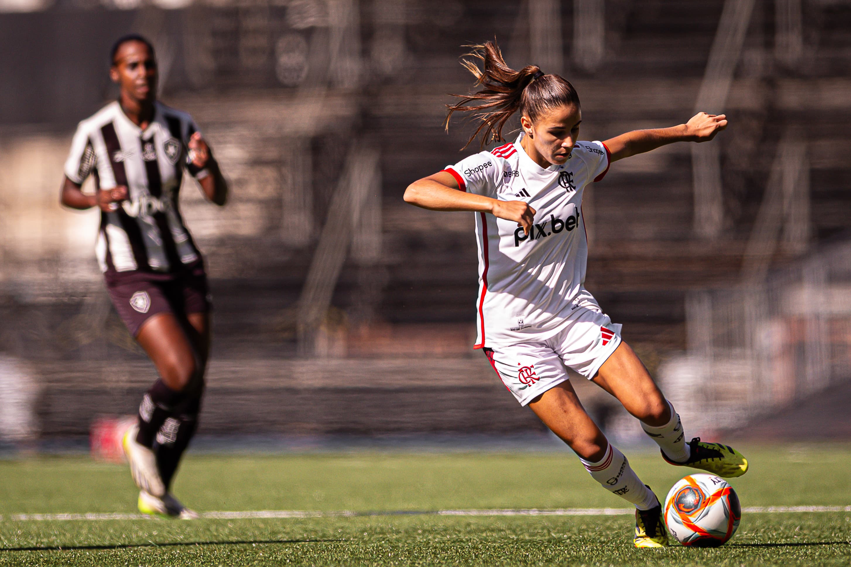 Mariana conduz a bola e é acompanhada por jogadora do Botafogo
