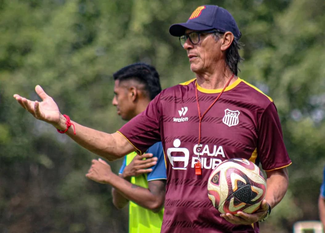 Técnico do Atlético Grau durante treino do time