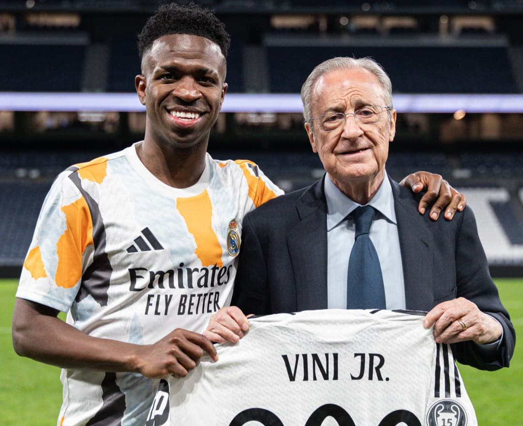 Vini Jr sorri ao lado de Florentino Pérez ao ser homenageado pelo Real Madrid