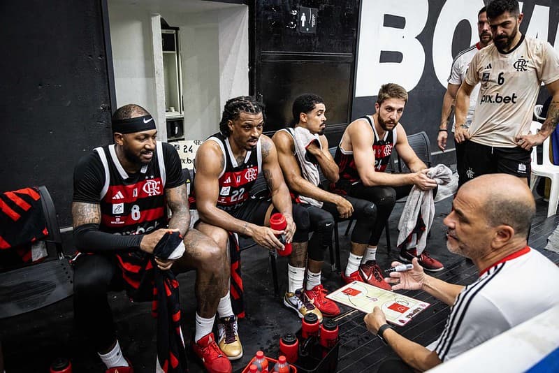 Técnico Oveja Hernández instruindo jogadores do FlaBasquete