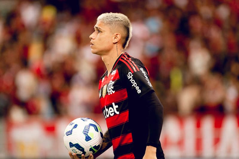 Luiz Araújo em campo pelo Flamengo no Maracanã com a bola na mão