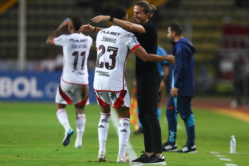 Juninho comemo gol pelo Flamengo com Filipe Luís