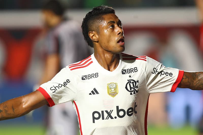 Bruno Henrique comemora gol pelo Flamengo sobre o Vitória com os braços abertos