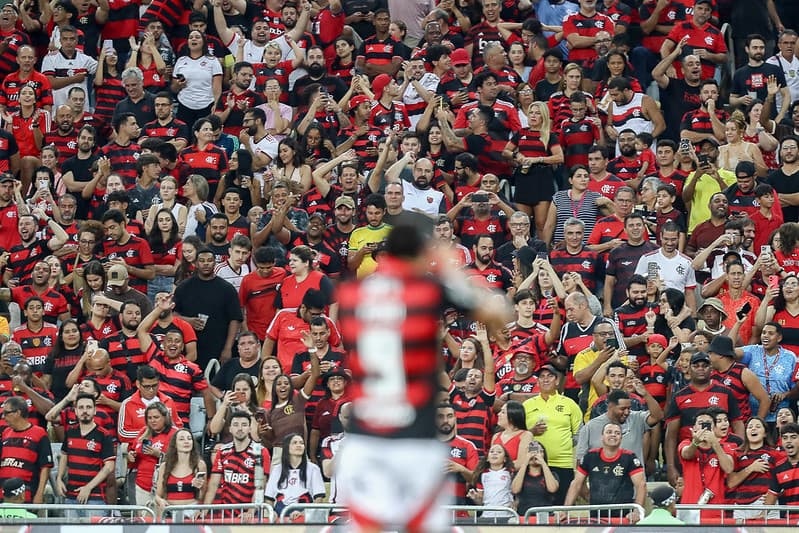 Pedro reverencia Maracanã lotado com torcedores do Flamengo