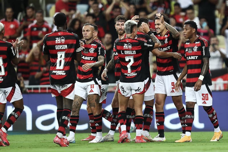 Flamengo comemora vitória sobre o Juventude no Maracanã