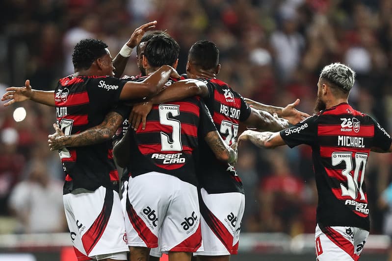 Flamengo de Filipe Luís comemora gol contra o Juventude