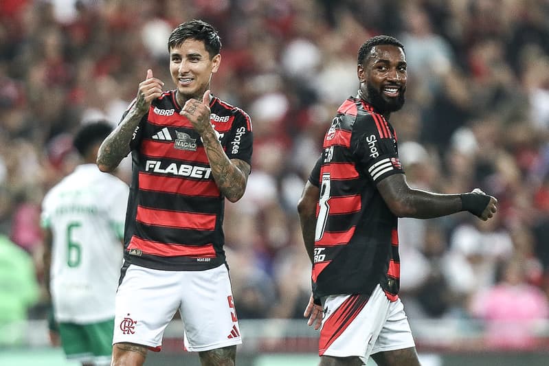 Erick Pulgar comemora gol pelo Flamengo com Gerson ao fundo