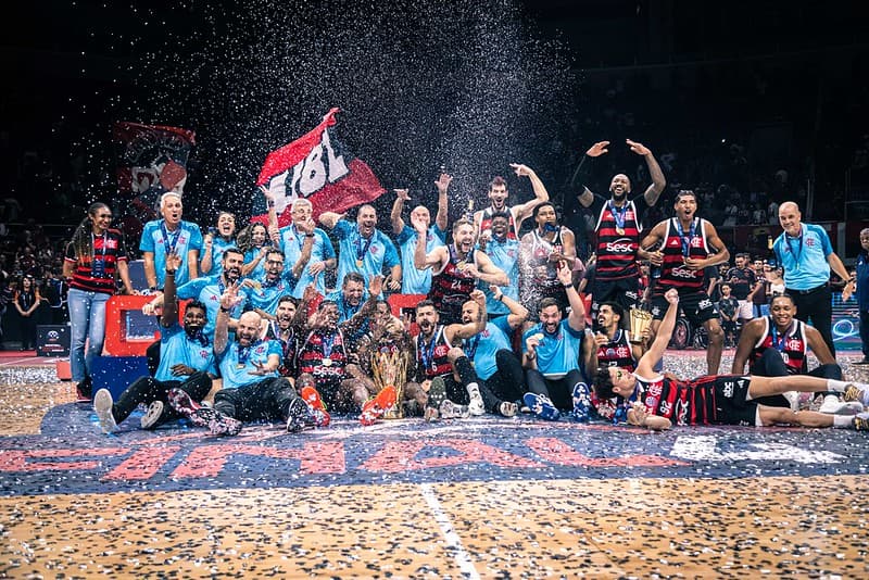 FlaBasquete comemora título da Champions League Américas no Maracanãzinho