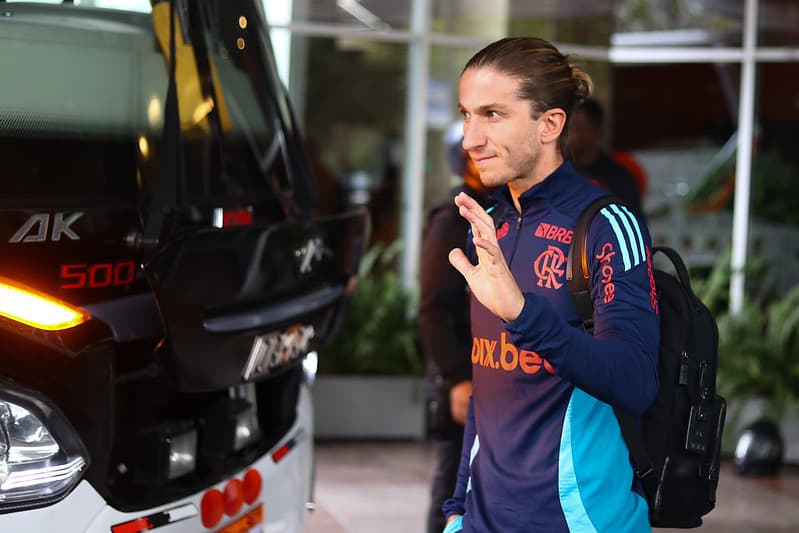 Filipe Luís no desembarque para LDU x Flamengo em Quito