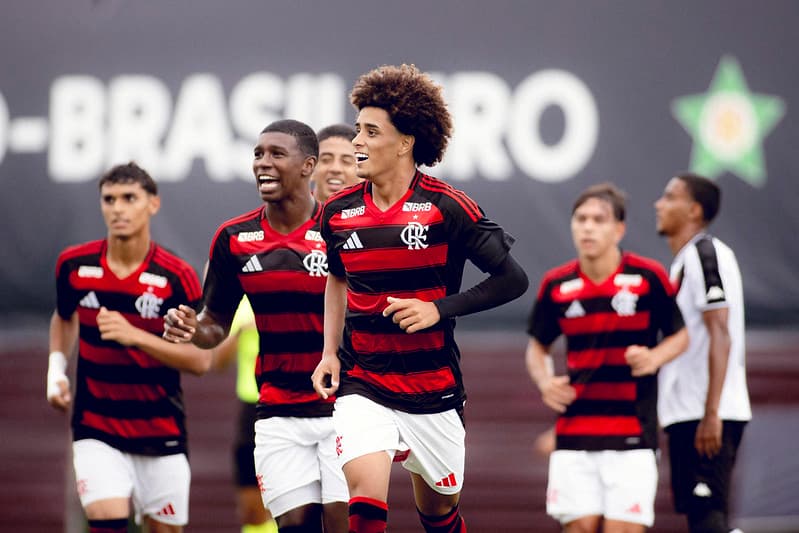 Jogadores do Flamengo Sub-17 celebram gol