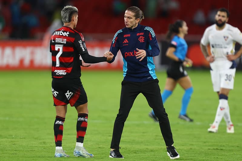 Filipe Luís instrui Luiz Araújo durante jogo do Flamengo