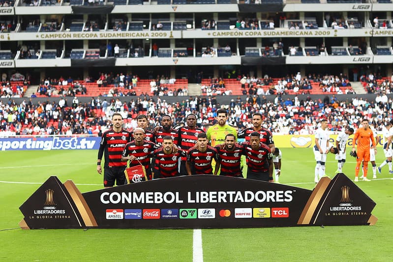 Bucando classificação na Libertadores 2025, Flamengo perfilado antes de jogo contra a LDU