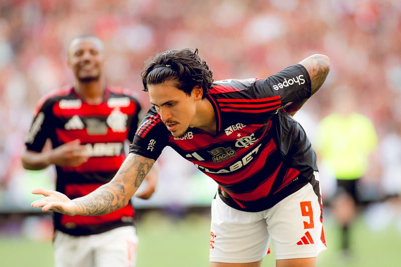 Pedro comemora gol pelo Flamengo contra o Corinthians