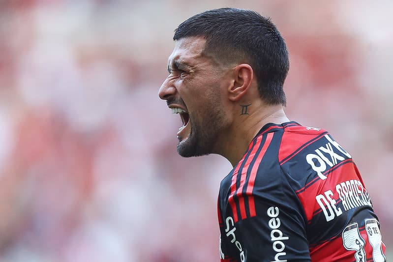 Arrascaeta comemora gol pelo Flamengo