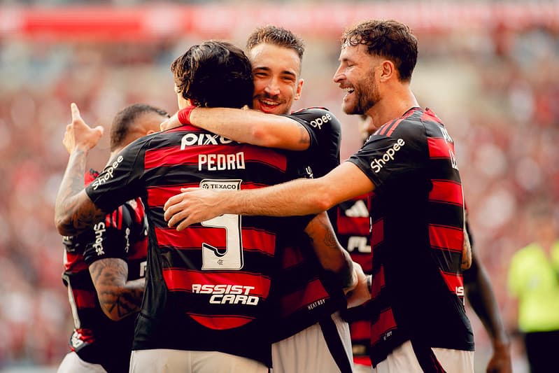 Time do Flamengo comemora gol contra o Corinthians