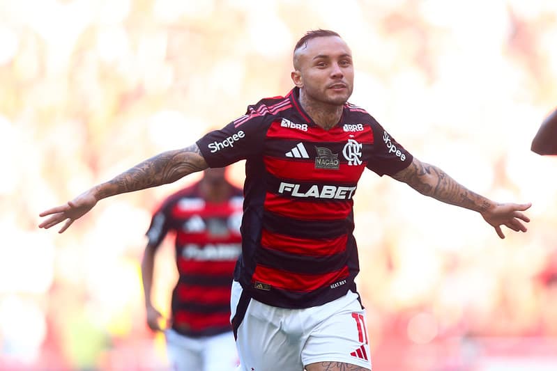 Everton Cebolinha comemora gol de fora da área pelo Flamengo contra o Corinthians