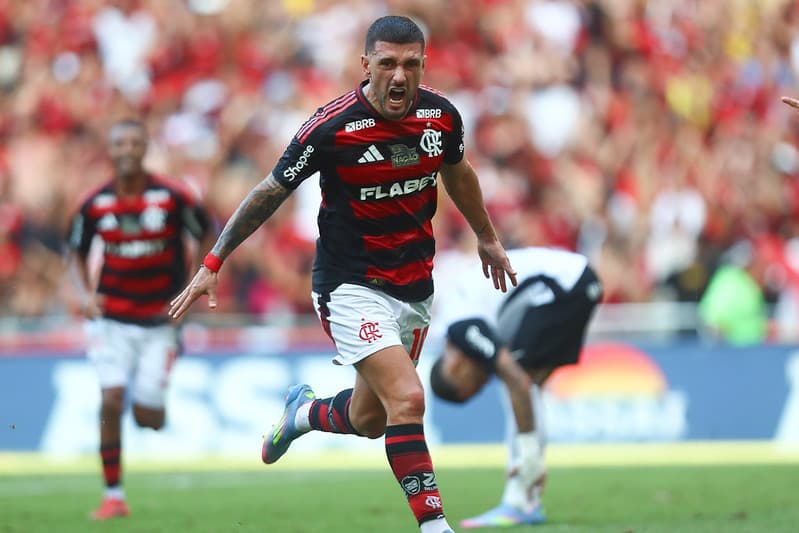 Arrascaeta comemora gol pelo Flamengo sobre o Corinthians no Maracanã