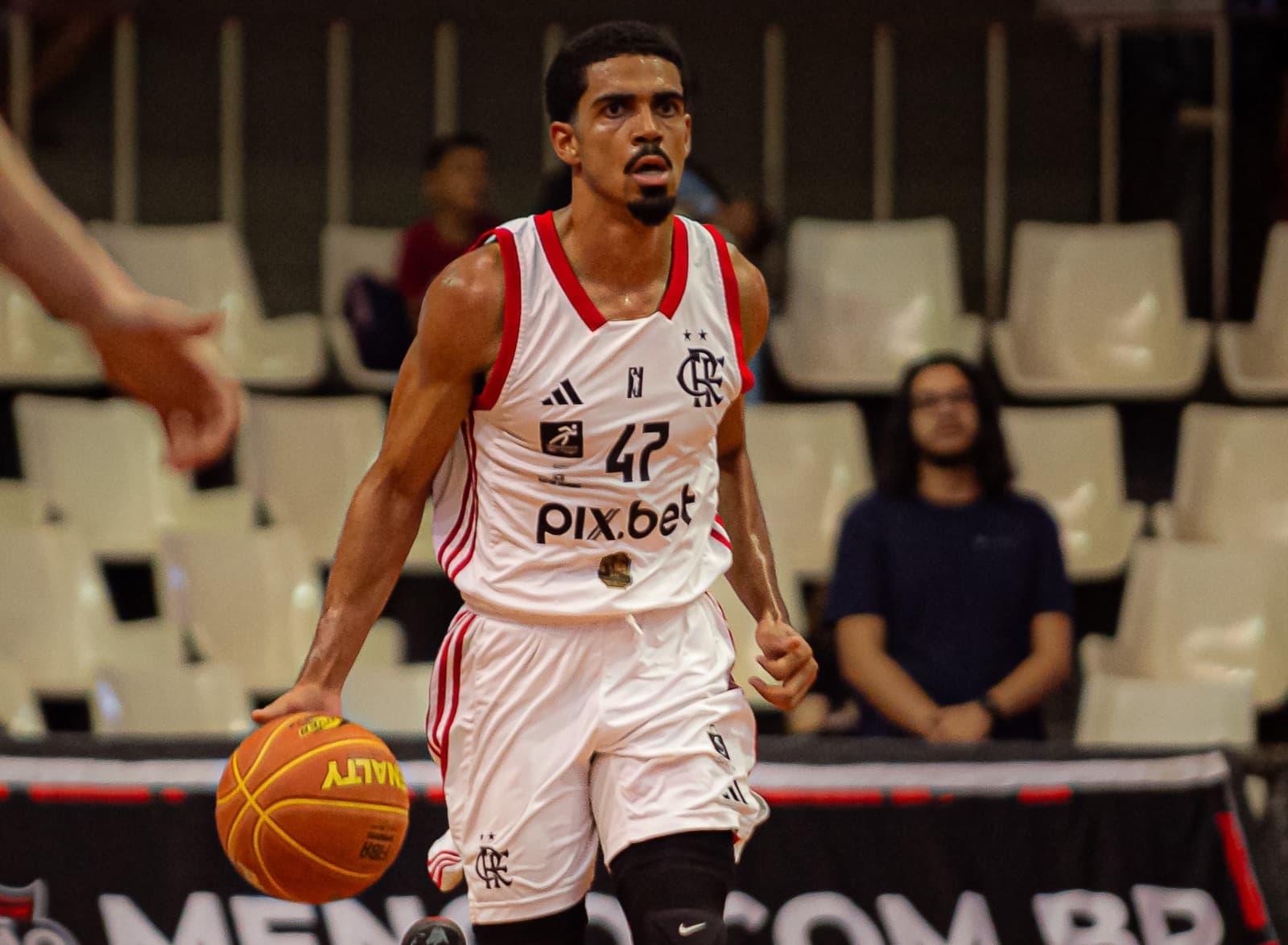 Alexey carrega a bola em Flamengo x Caxias do Sul pelas oitavas do NBB