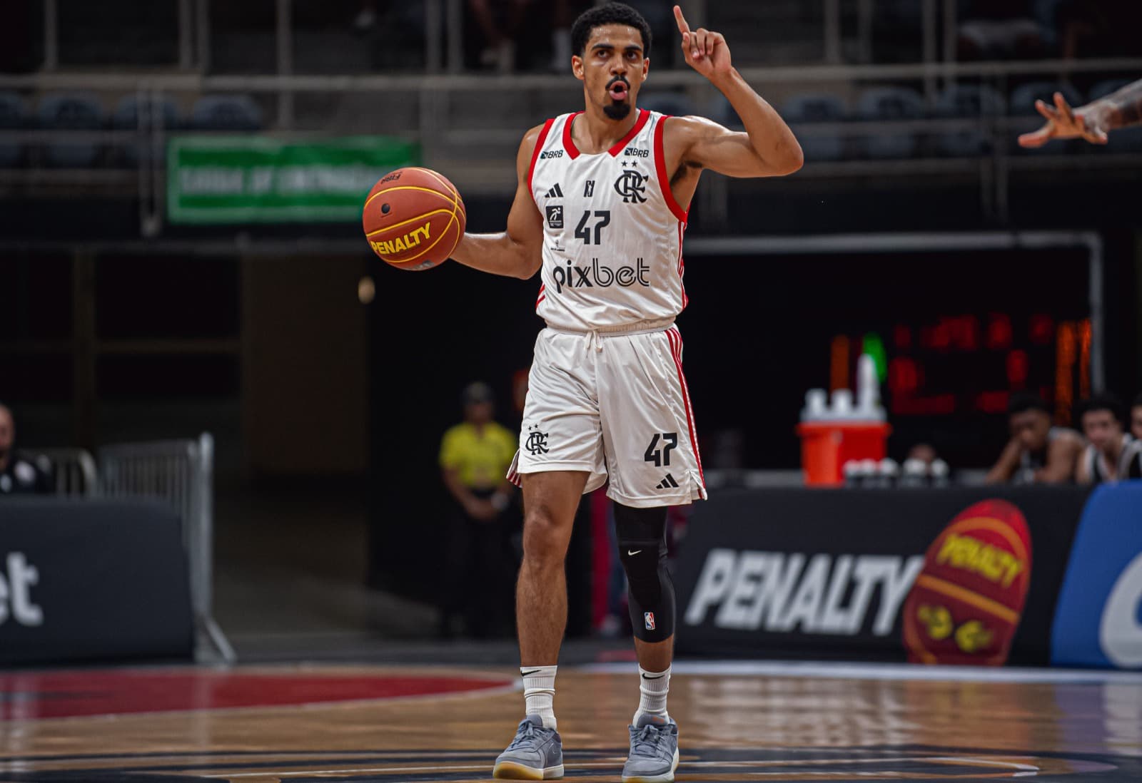 Alexey em quadra pelo FlaBasquete, armador deu show em Flamengo x Franca pela BCLA