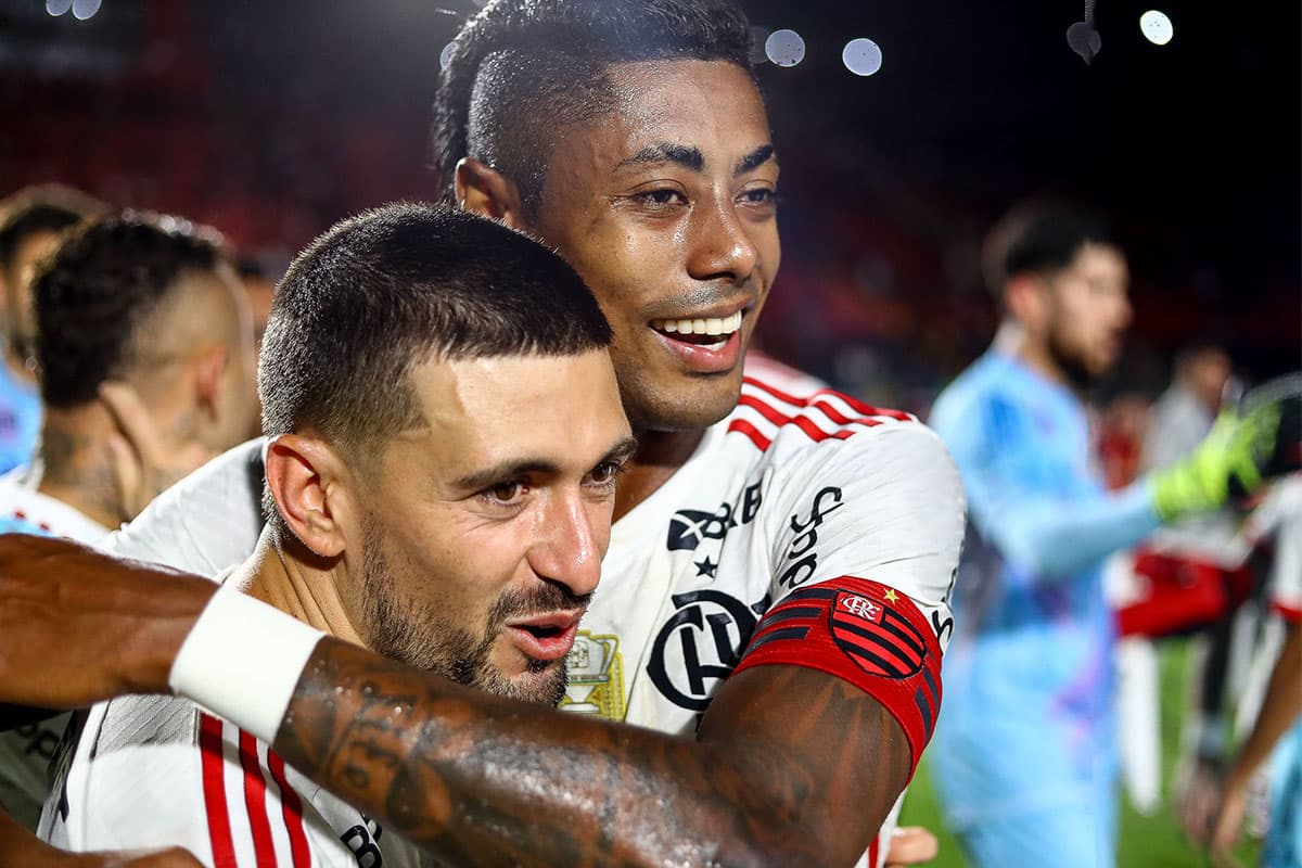 Bruno Henrique e Arrascaeta comemorando vitória do Flamengo no Barradão