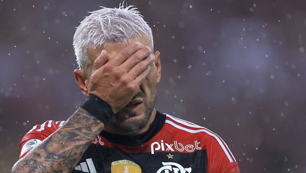 arrascaeta em jogo do flamengo na chuva