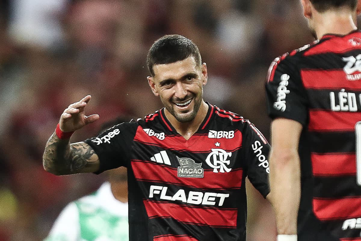 Arrascaeta comemorando com Léo Pereira