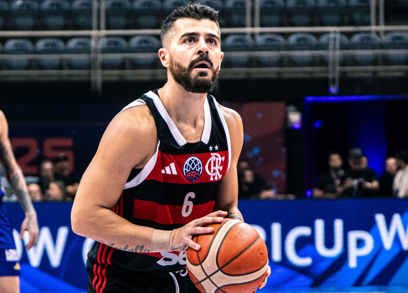 Balbi se prepara para arremessar em jogo do FlaBasquete na BCLA