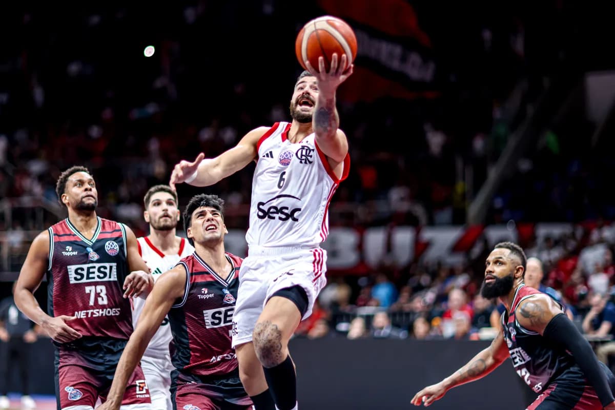 Balbi faz bandeja em Flamengo x Franca pela semifinal da BCLA