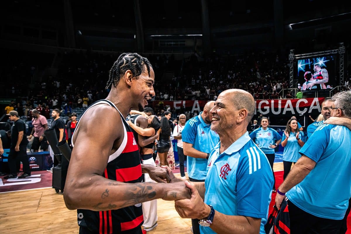 Oveja conversa com jogador do Flamengo após vencer o Boca Juniors