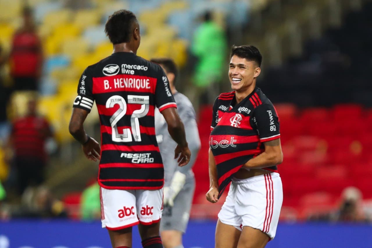 Bruno Henrique e Luiz Araújo comemorando juntos