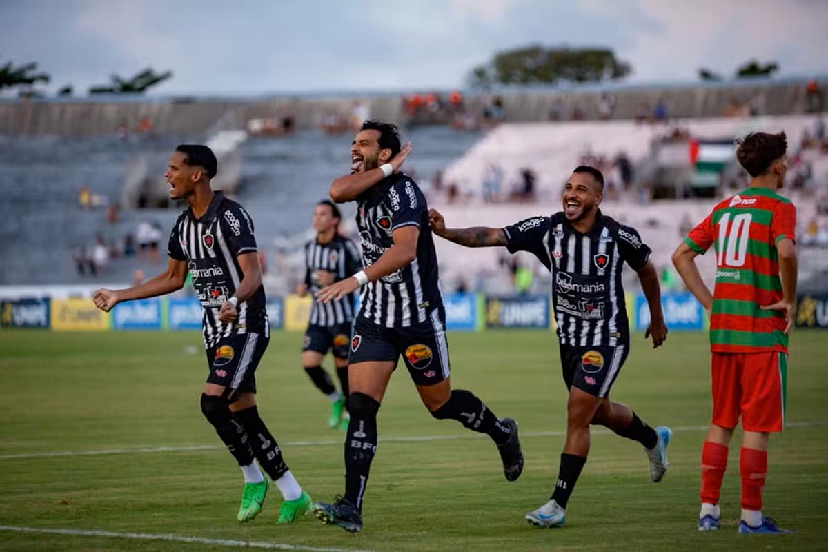Henrique Dourado comemora gol do Botafogo no Campeonato Paraibano
