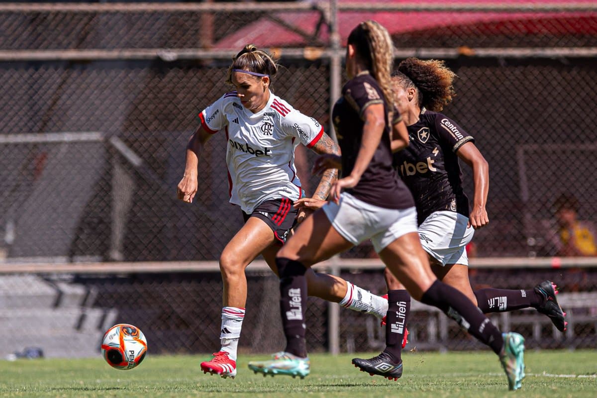 Vitória conduz a bola enquanto é acompanhada por duas marcadoras do Botafogo