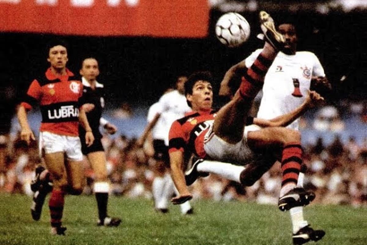 Flamengo tenta jogada contra o Corinthians em duelo pelo Brasileirão de 1984