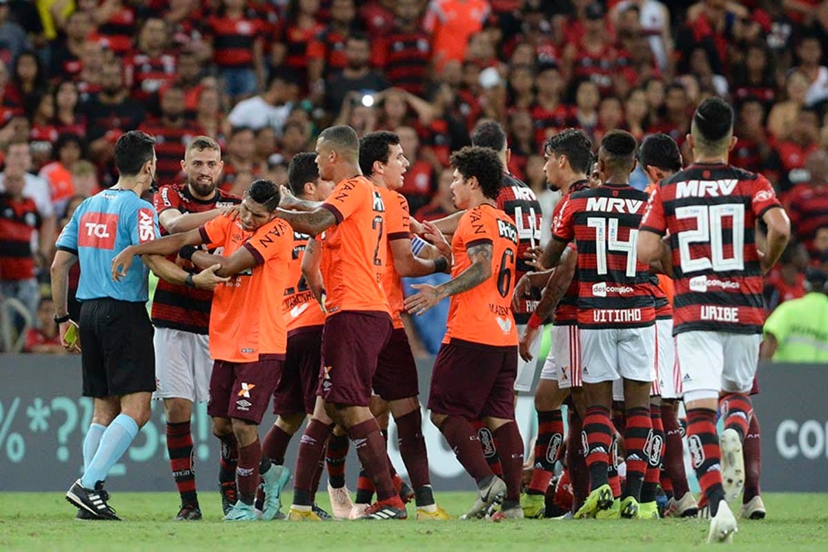 Jogadores de Flamengo e Athletico-PR discutem durante jogo em 2018