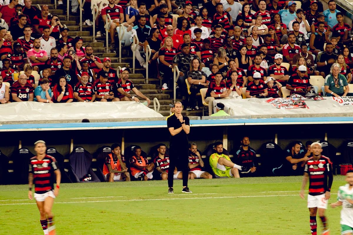 Filipe Luís observa jogo entre Flamengo e Juventude, no Maracanã