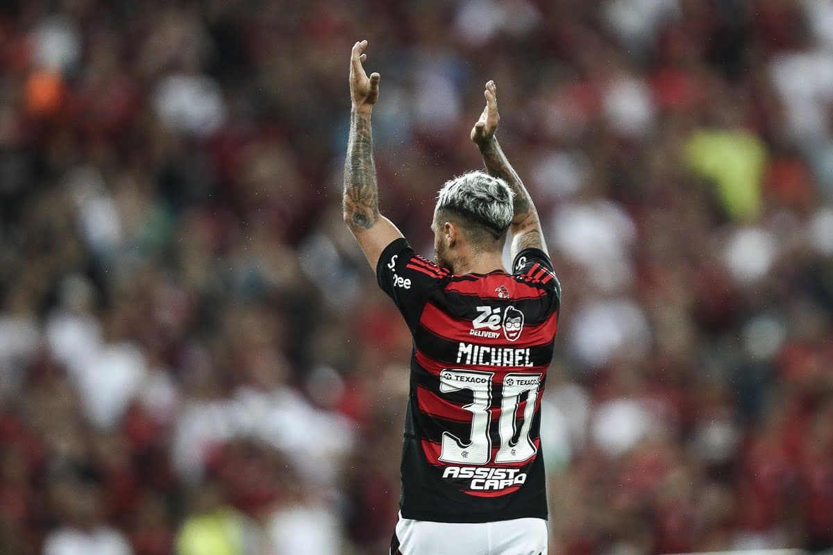Michael aplaude torcida contra o Juventude