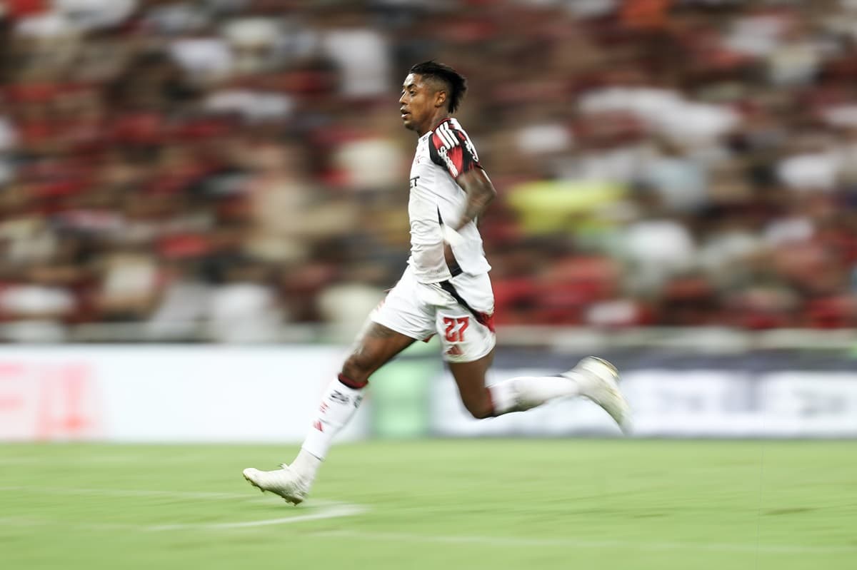 Bruno Henrique tenta jogada contra o Vasco