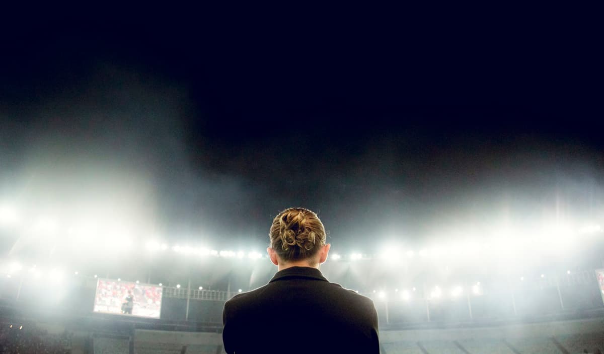 Filipe Luís observa jogo entre Vasco e Flamengo, no Maracanã